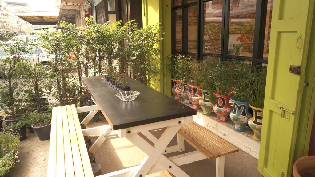 Tiger Lily Hostel Bangkok Exterior foto