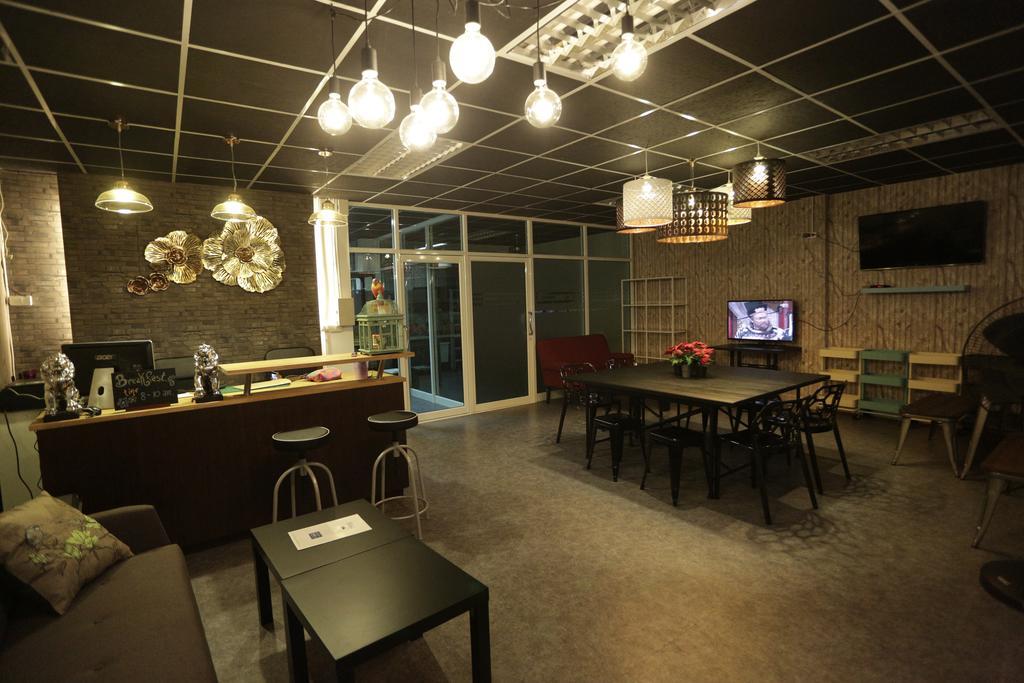 Tiger Lily Hostel Bangkok Exterior foto